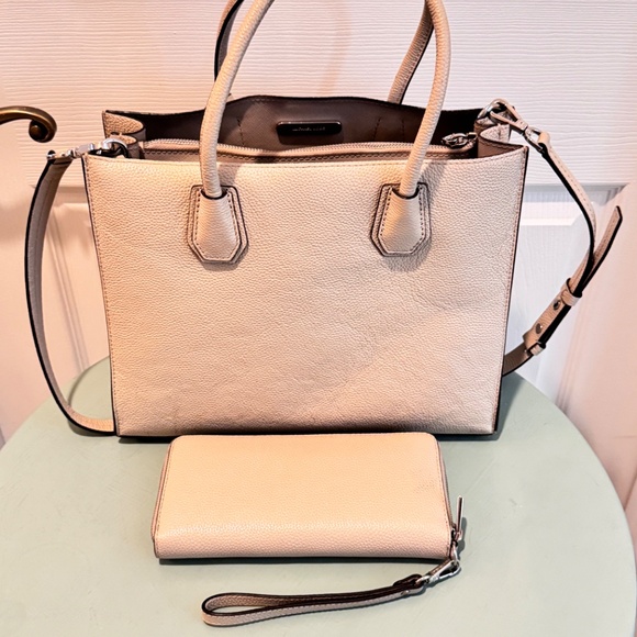 Michael Kors Woman's Light Gray Leather Handbag and Wallet - Picture 4 of 14